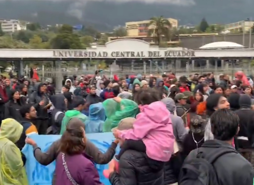 Decenas de estudiantes se reunieron en los exteriores de la Universidad Central.