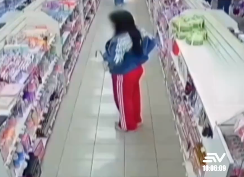 Mujer captada defecando dentro de un establecimiento comercial.