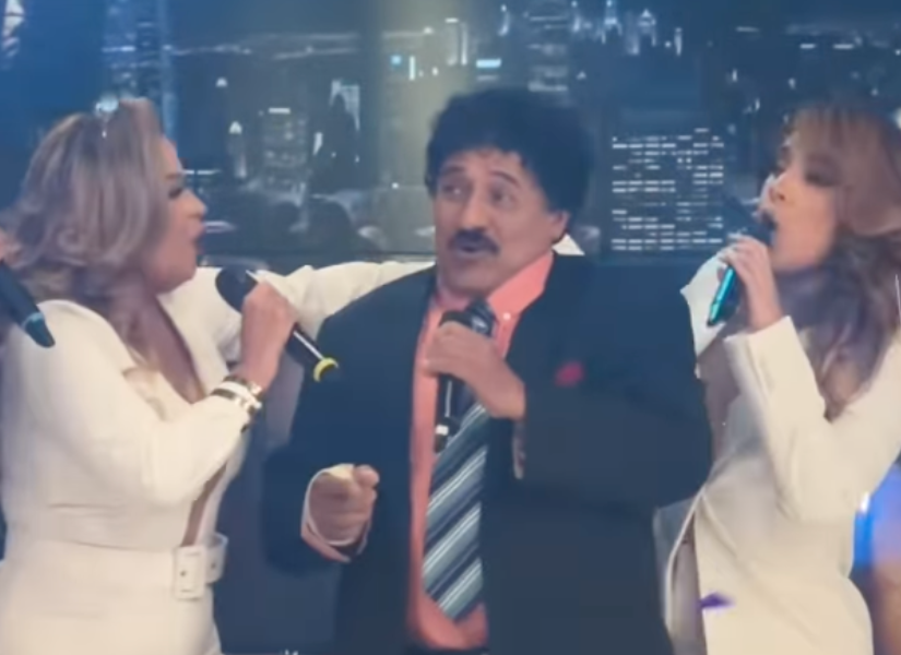 Lila Flores junto a sus hermanas y padre en una imagen de archivo.