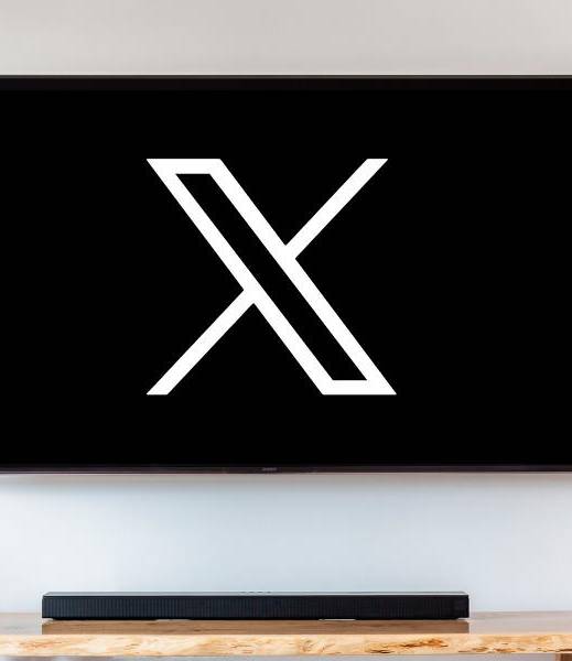 Logo de X en una televisión