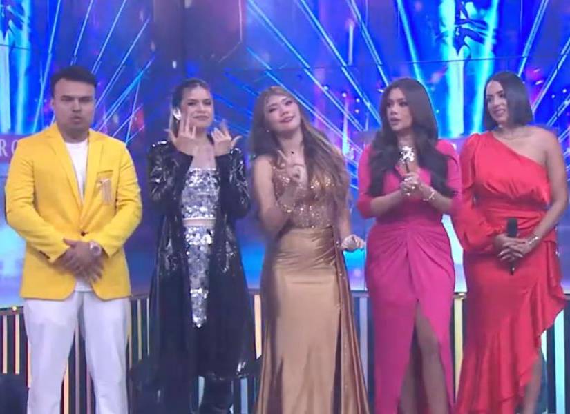 Dora West junto a los participantes del reality musical de En Contacto en una imagen de archivo.