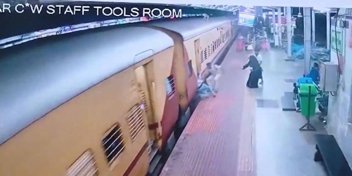VIDEO | En India, una mujer resbaló al intentar subir al tren y fue rescatada en segundos