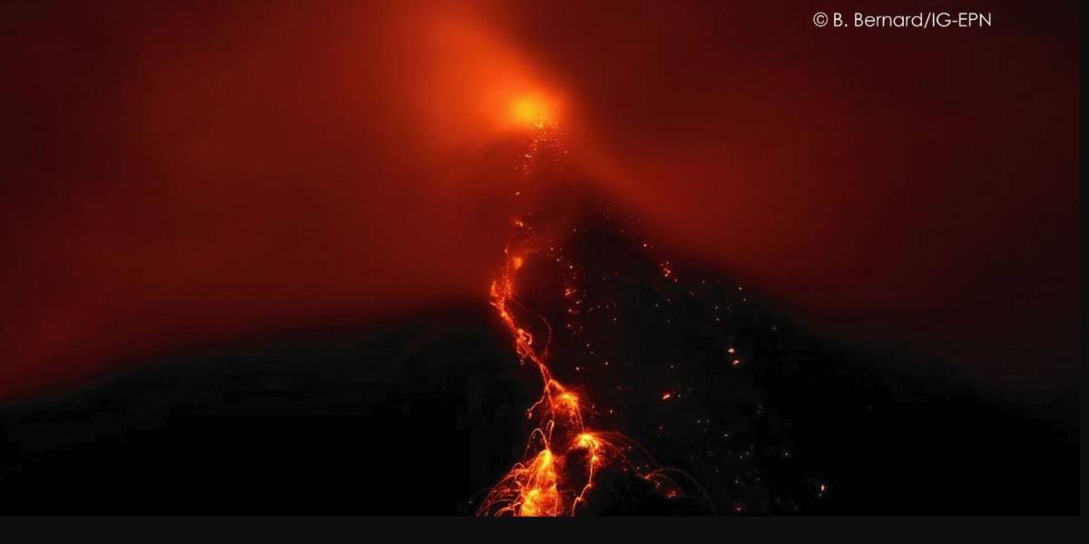 El volcán El Reventador emite columnas de ceniza y gas que alcanzan los 1 700 metros