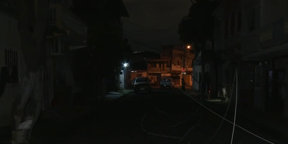 Poste y transformador caen en el Suburbio de Guayaquil