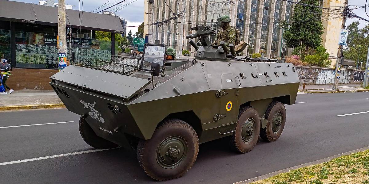 Elecciones Ecuador 2023: los militares custodian la sede del debate presidencial en Quito