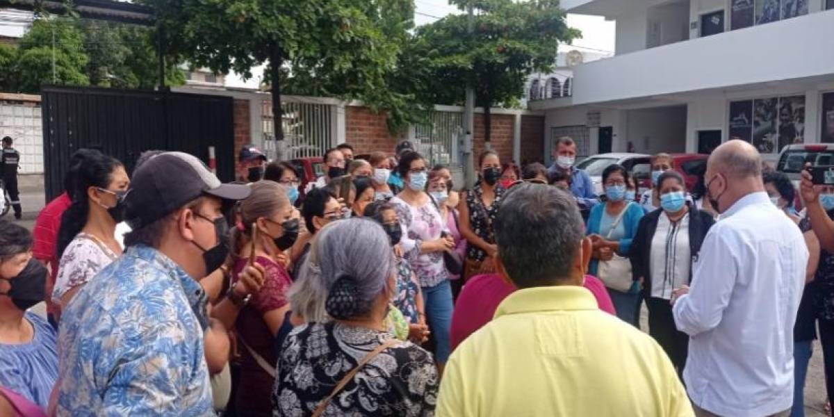 Portoviejo: docentes comunitarios protestan por deuda de más de $400 mil