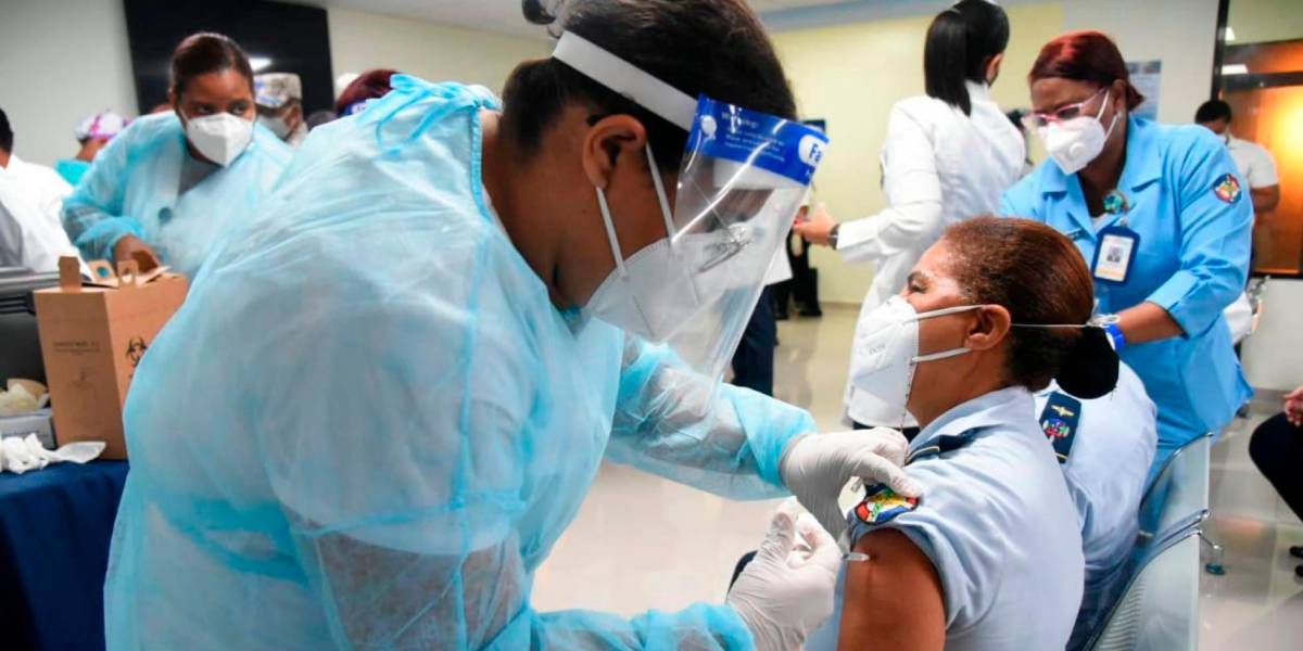 Ecuador dice que descenso de muertes por covid se debe a creciente vacunación