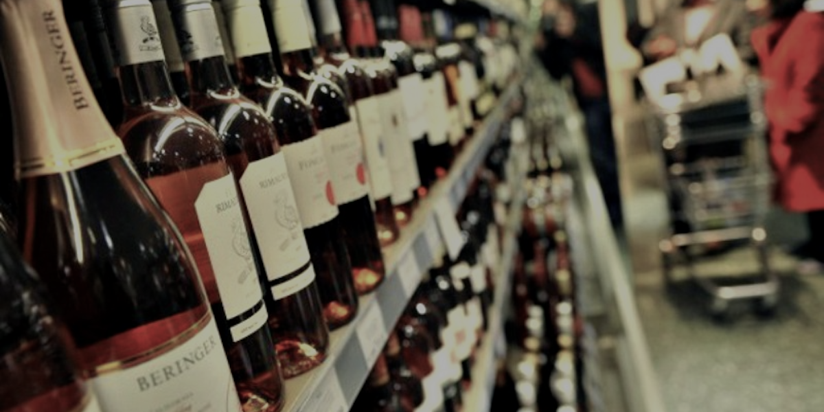 Quito: $200 dólares de multa a quienes consuman bebidas alcohólicas en espacios públicos