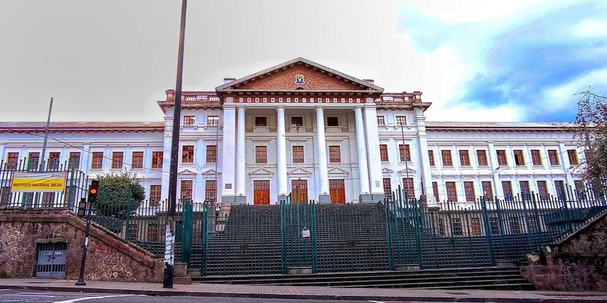 Padres de estudiantes del colegio Mejía rechazan el despido de profesores por supuestos cobros ilegales