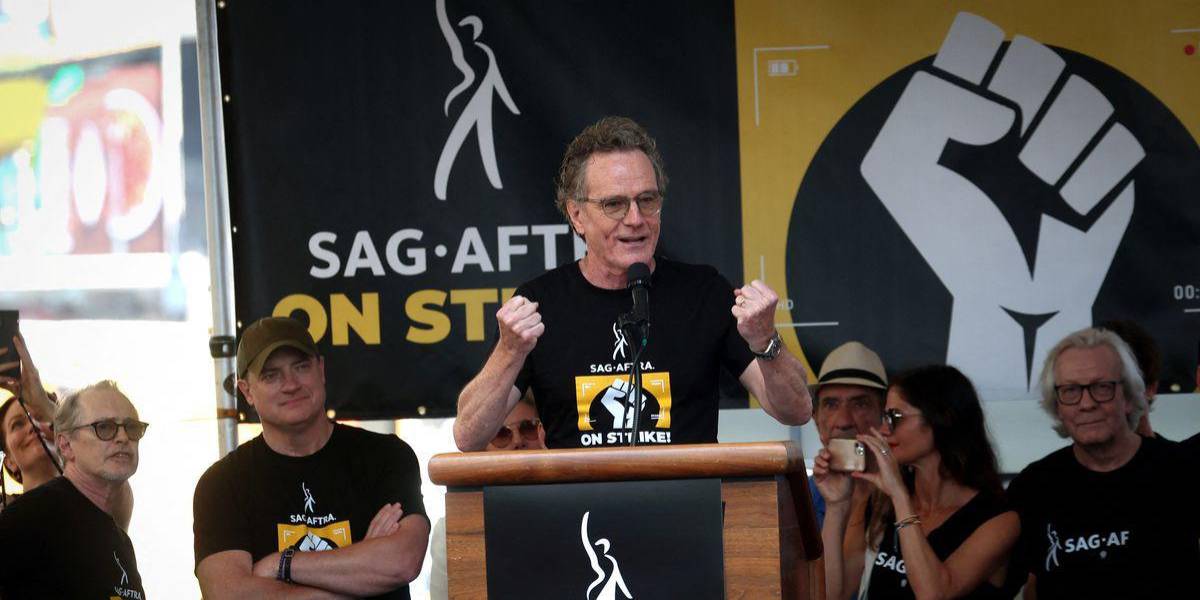 El actor Bryan Cranston habla en contra de Bob Iger, CEO de Disney, durante las huelgas