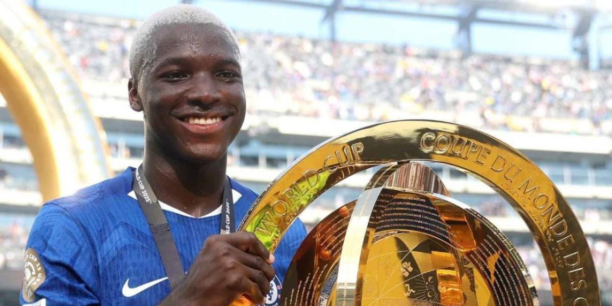 ¿Cuáles son los ecuatorianos con títulos internacionales en el fútbol europeo?