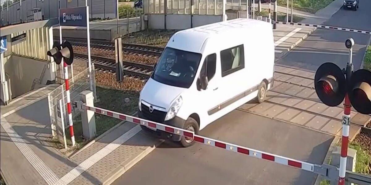 Polonia: Furgoneta es arrollada por un tren que iba a gran velocidad