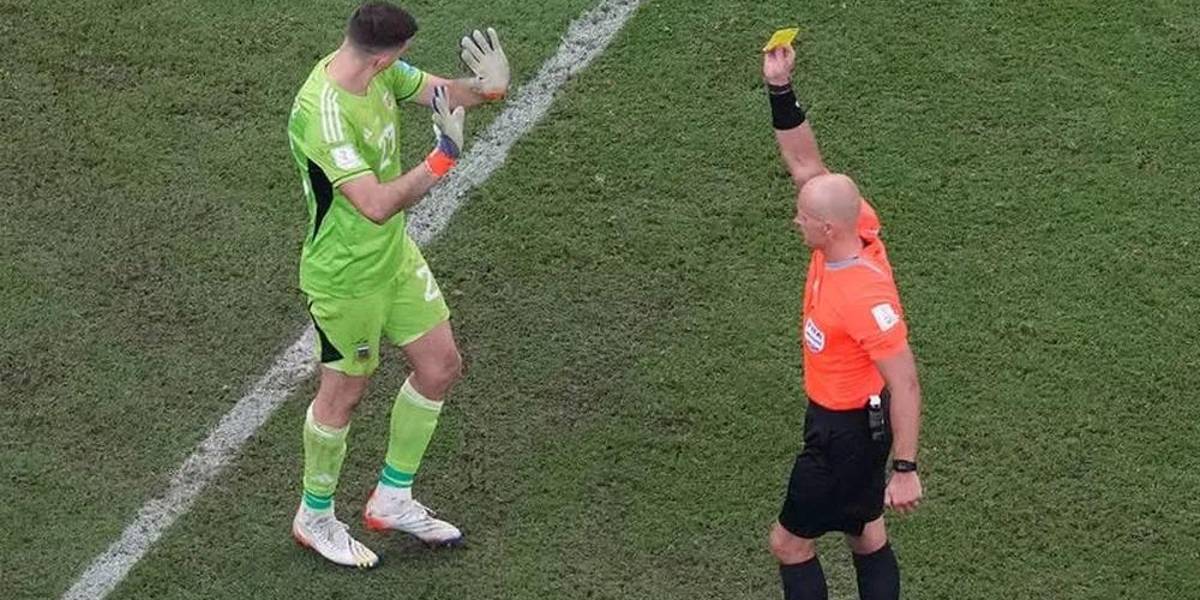 Nueva regla en el fútbol: el árbitro señalará tiro de esquina si el portero retiene el balón más de 8 segundos