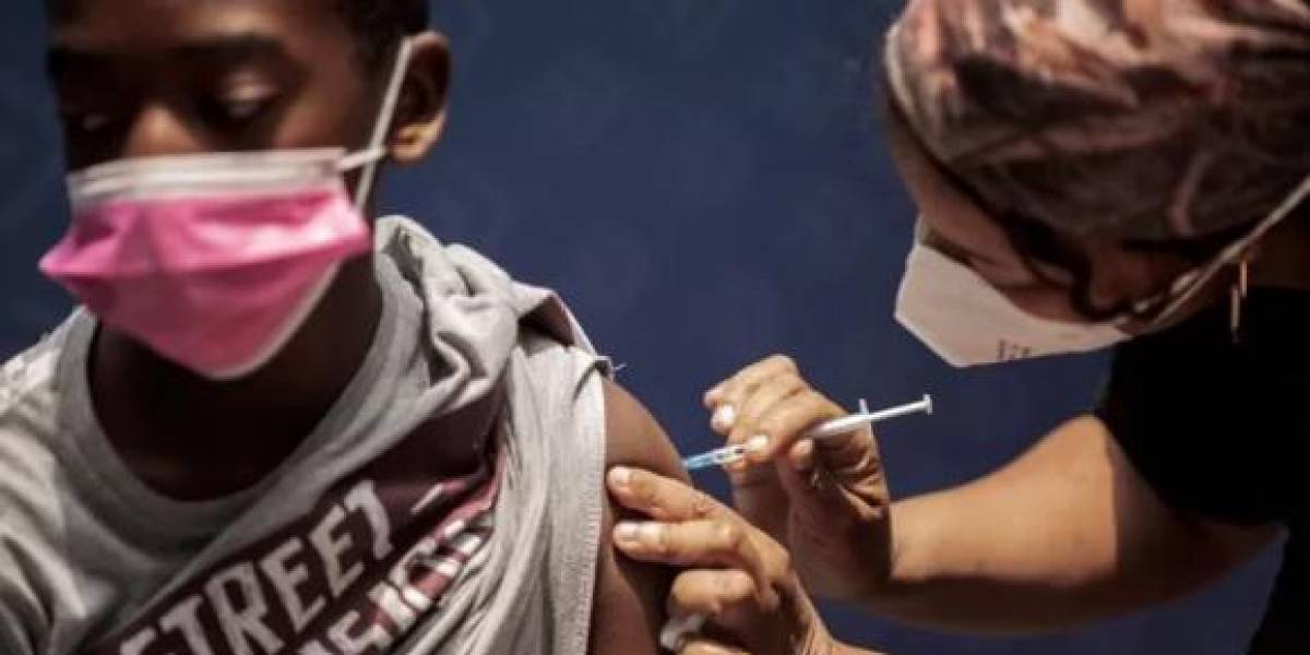 Casos diarios de ómicron caen rápidamente en Sudáfrica a un mes de haberse disparado