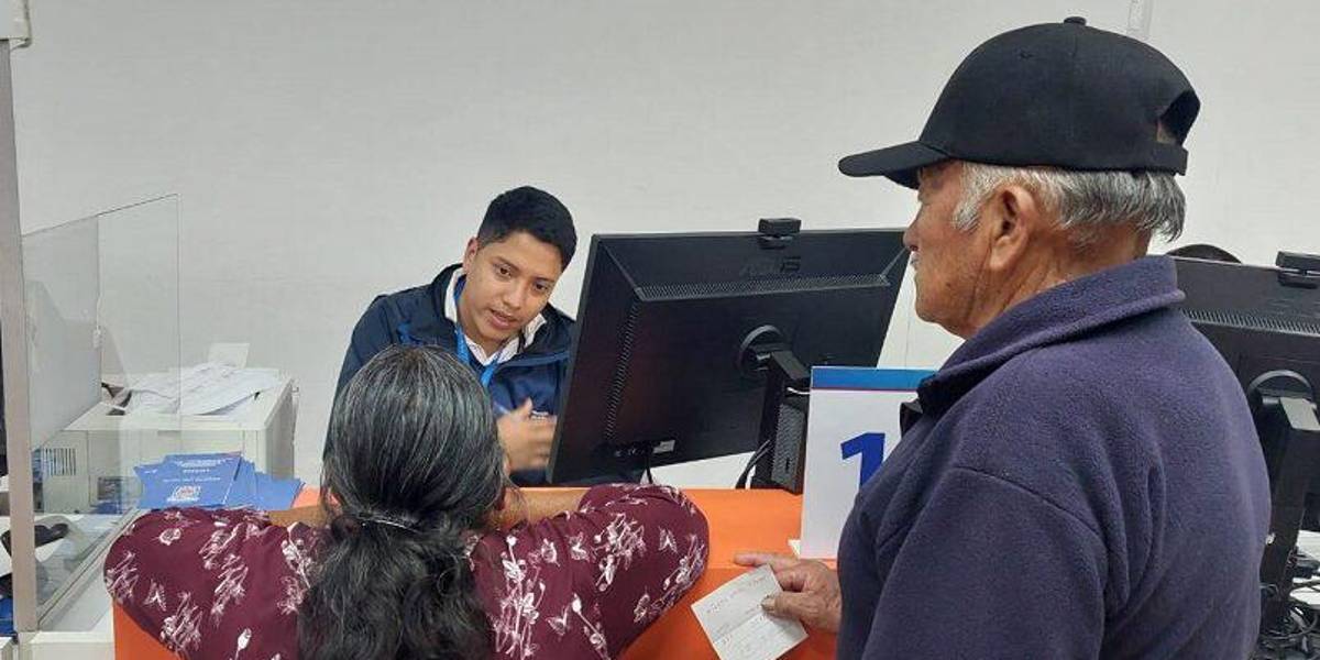 Este es el procedimiento para la devolución del IVA a personas de la tercera edad en Ecuador