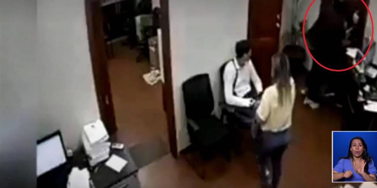 Hombre golpea brutalmente a una mujer en una oficina en Machala