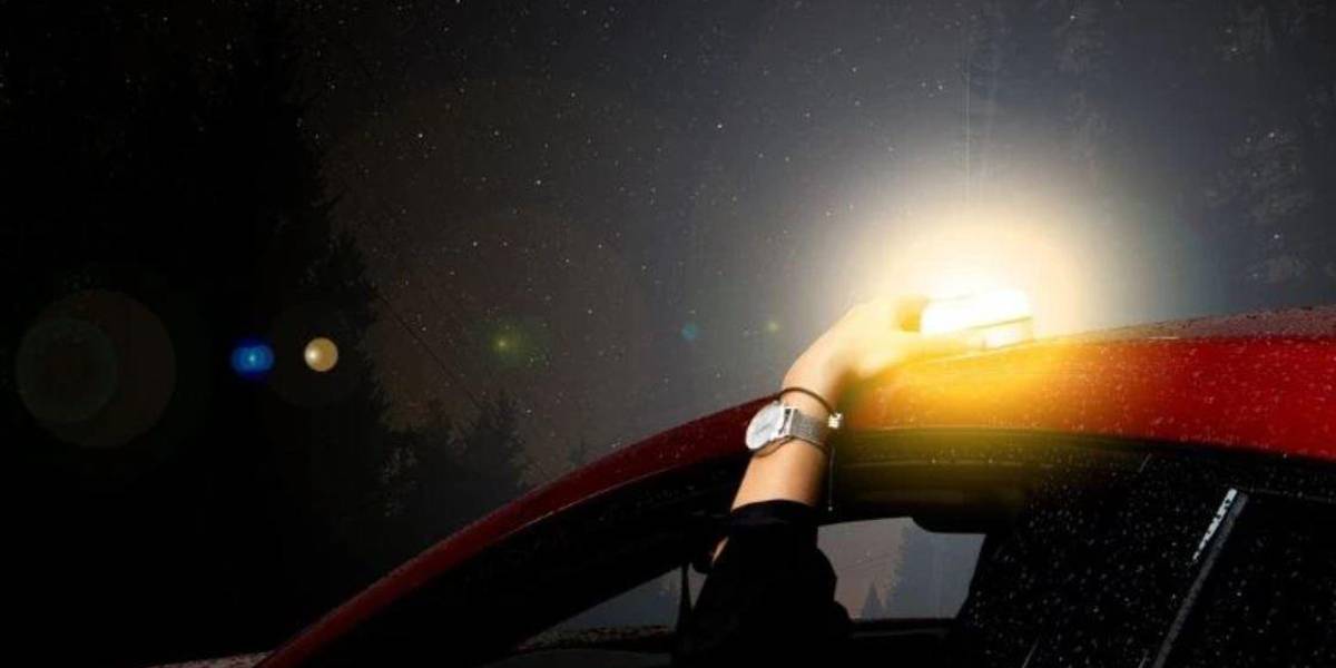 ¿Cuál es la multa por usar una baliza en un auto privado en Ecuador?