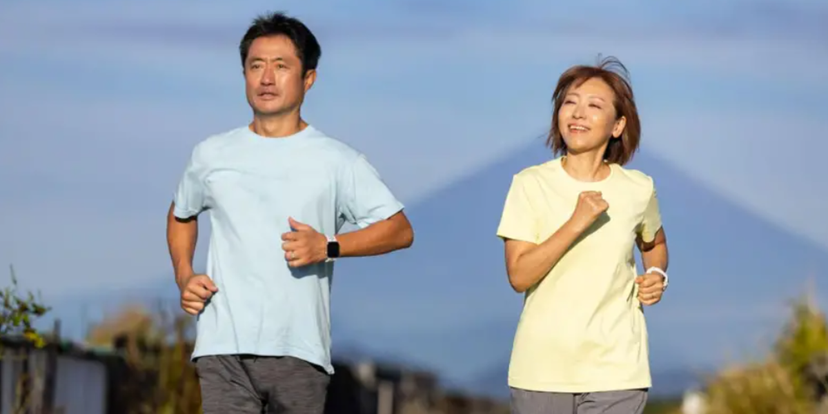 Qué es la caminata japonesa que se ha popularizado en las redes sociales y qué tan beneficiosa es realmente para la salud