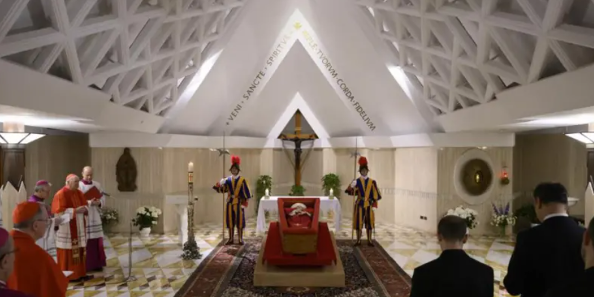 Cómo Francisco cambió los funerales de los papas y por qué dejarán de ser como los de un emperador romano