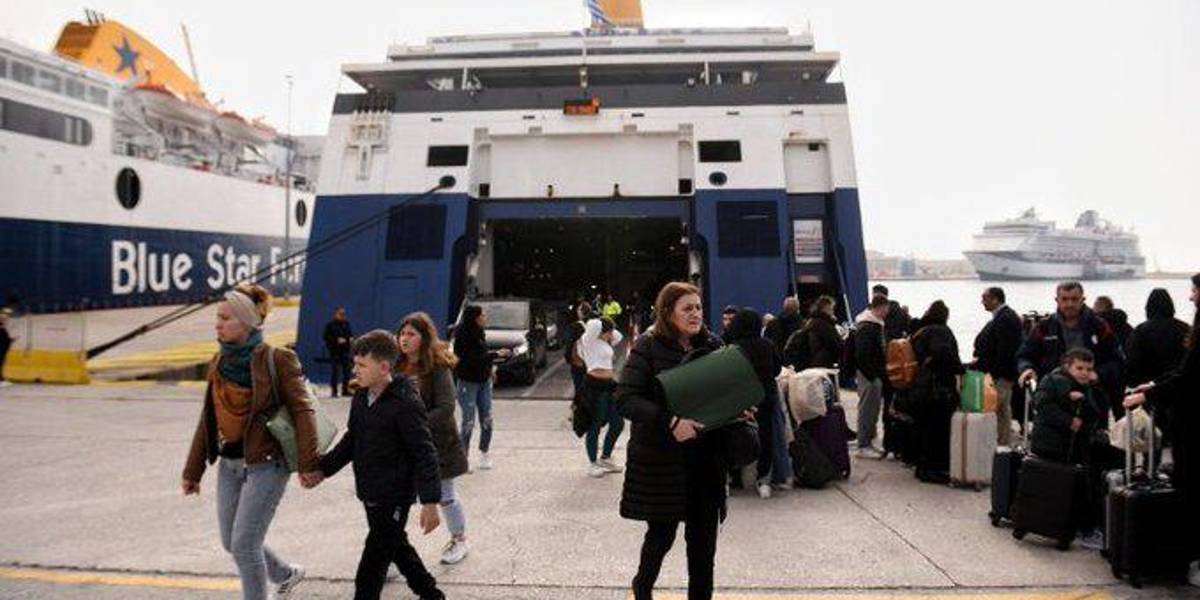 Miles de personas abandonan Santorini por temor a la oleada de sismos