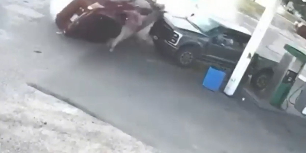 Un hombre esquiva milagrosamente un auto fuera de control en Nebraska