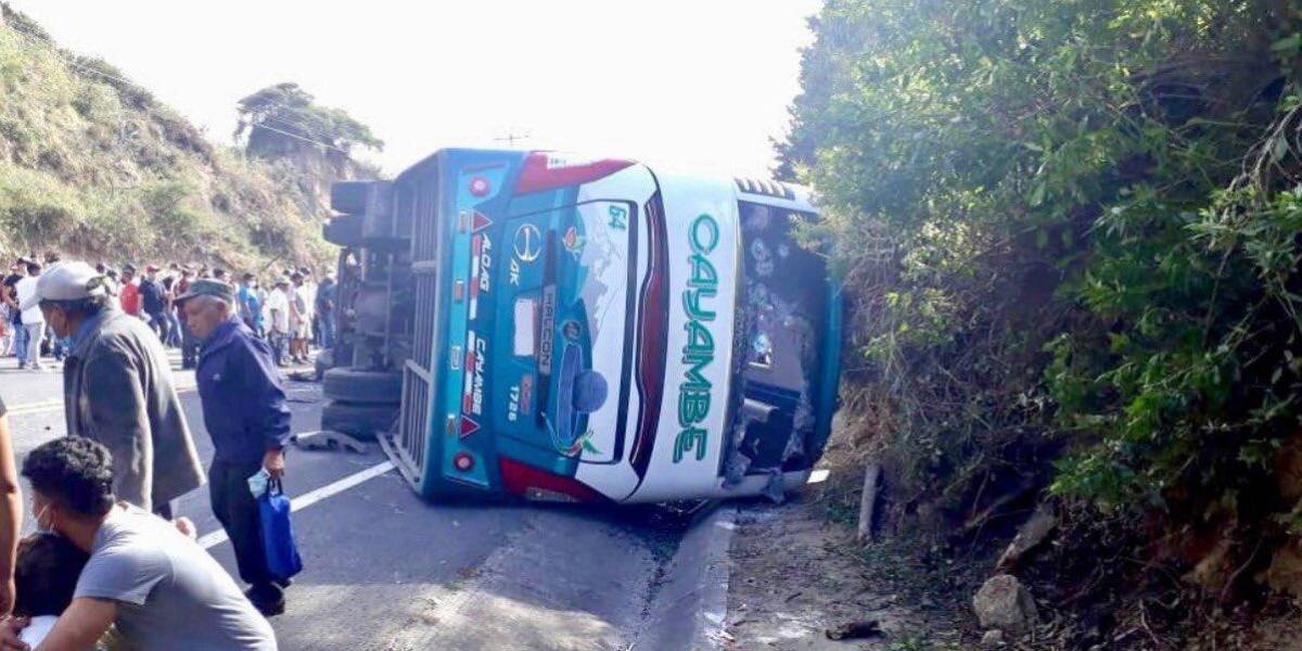 2 fallecidos y 8 heridos en accidente de bus en Guayllabamba, Pichincha