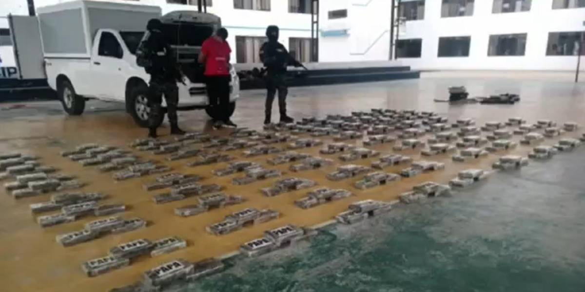 Policía encuentra cerca de 300 kilos de cocaína camuflados en un auto en Napo