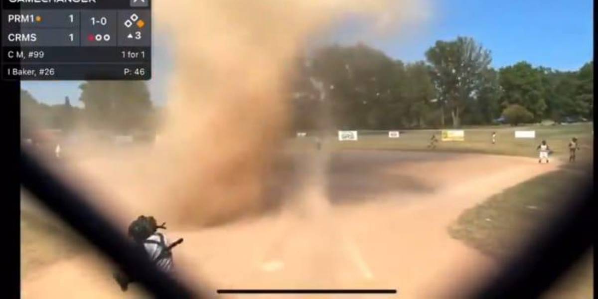 Impresionante remolino de polvo interrumpe un partido de béisbol infantil en Nueva York