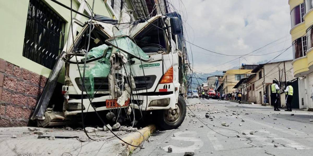 Quito: un camión derribó un poste en San Juan
