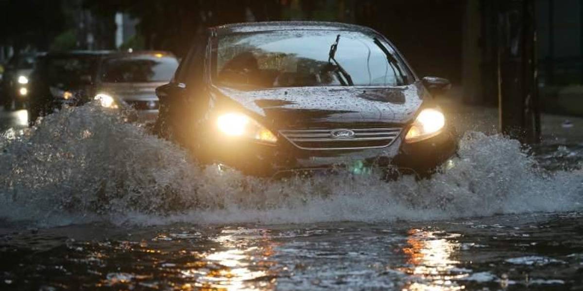 ¿Qué hacer si te sorprende una tormenta eléctrica mientras conduces? 7 consejos para mantenerse protegido en el auto