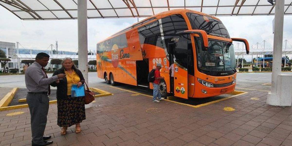Los buses que salen desde Quito hacia Manabí y Los Ríos cambian de horarios por el toque de queda