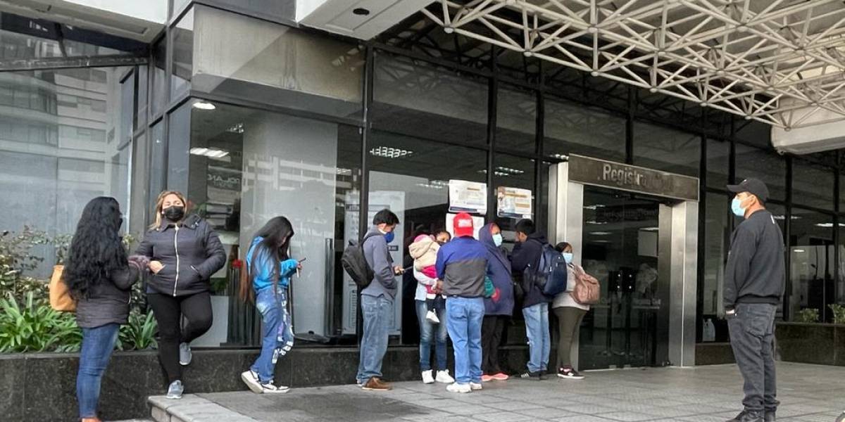 Usuarios madrugan para sacar cédulas y pasaportes en el Registro Civil