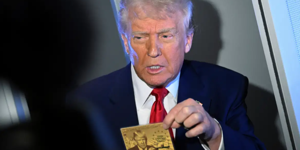 Trump presentó la primera visa de oro de cinco millones de dólares