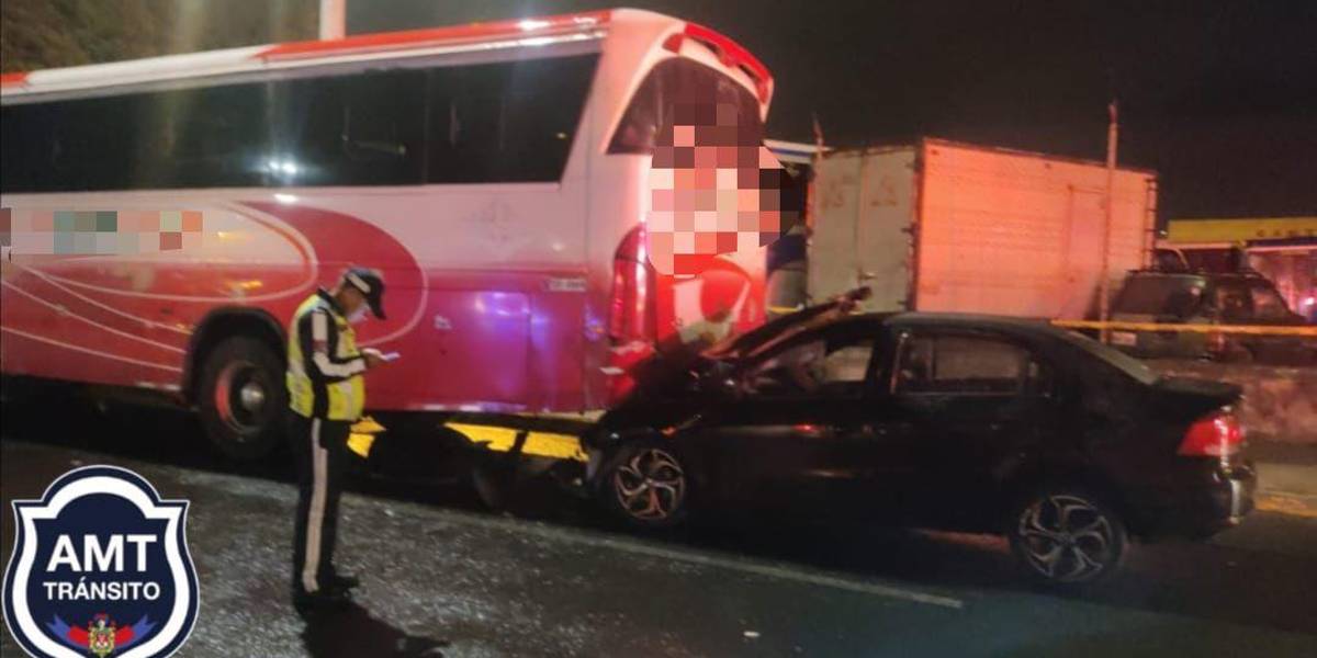 Quito | Un choque entre un auto y un bus dejó ocho heridos en Quitumbe