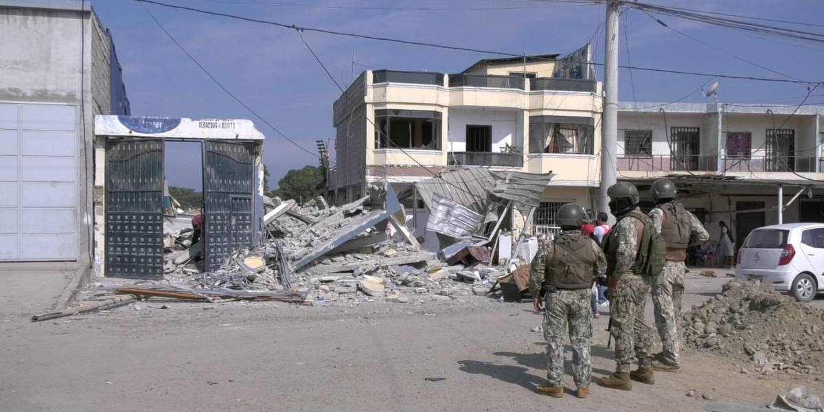 Unos 30 sujetos detonaron un muelle, dispararon y quemaron embarcaciones en Puerto Bolívar, Machala