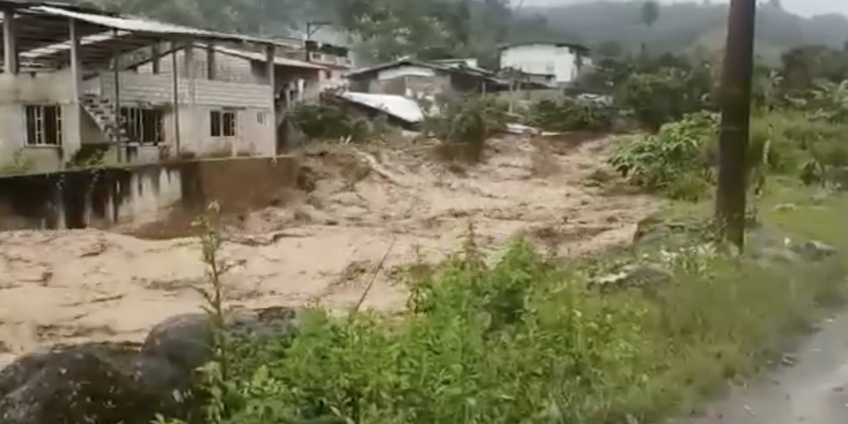 Invierno en Ecuador: fuertes lluvias provocan desbordamiento de un río en Alluriquín