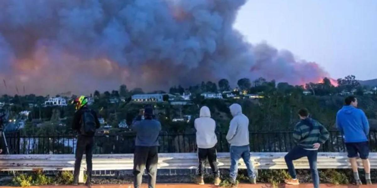 Declaran emergencia sanitaria en Los Ángeles por la contaminación del aire, mientras que los bomberos siguen batallando contra los históricos incendios