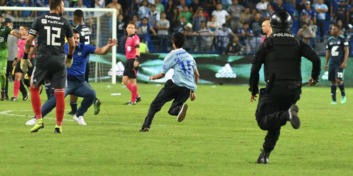 Emelec afirma que la invasión al campo fue por la presencia de gas pimienta