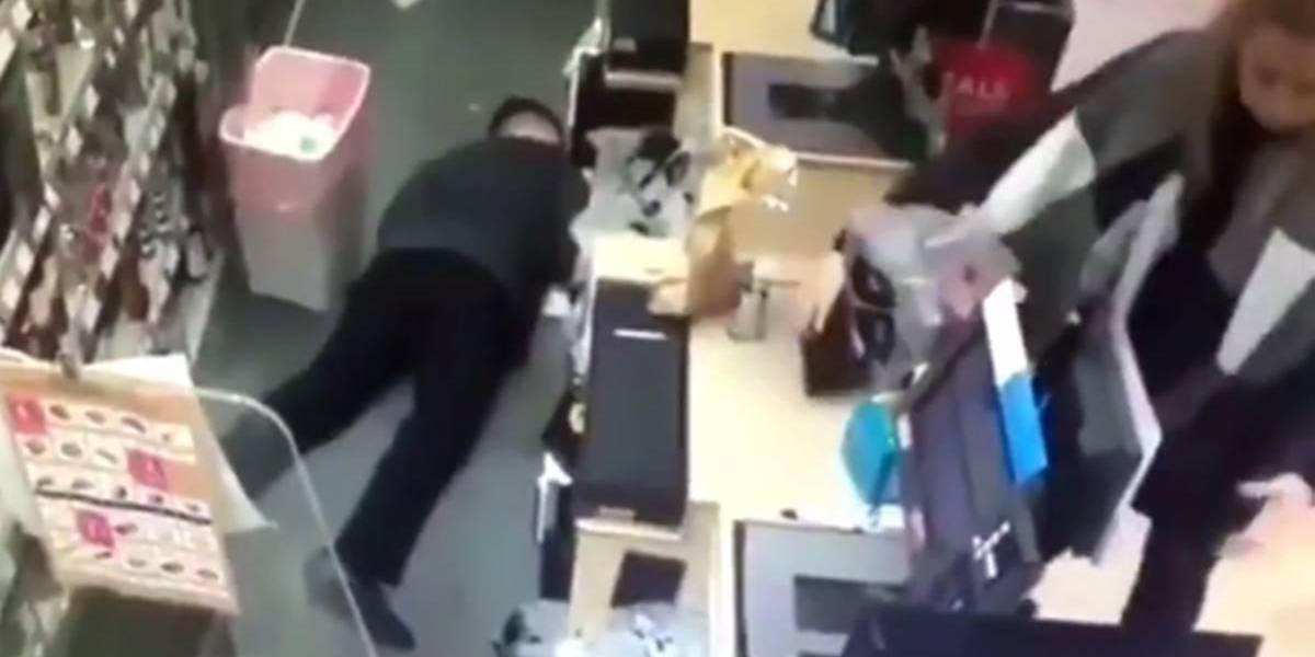 Empleado tenía resaca y finge desmayarse para tener el día libre