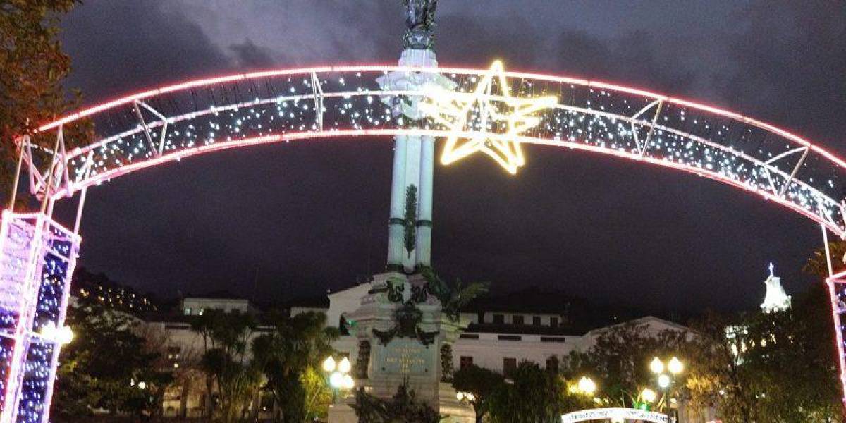 Quito: calles, monumentos y plazas del Centro Histórico se iluminan por la Navidad