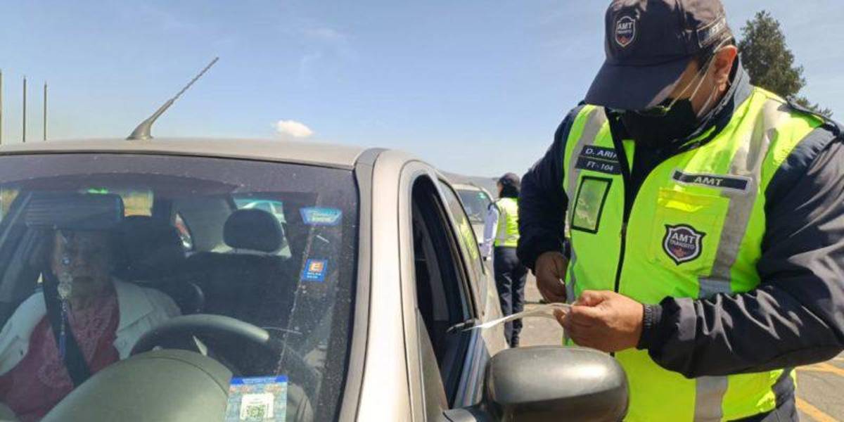 Quito: más de 30 mil adhesivos de revisión técnica vehicular han sido entregados