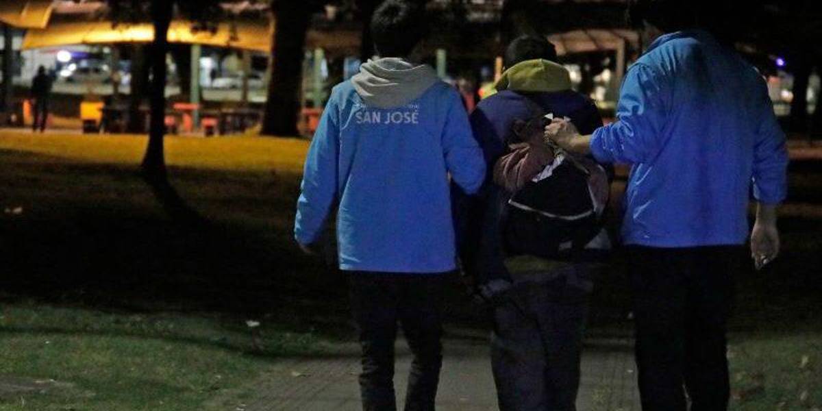 Quito: la historia de Byron, el joven de 22 años que vivió en las calles y ahora ayuda a personas sin hogar