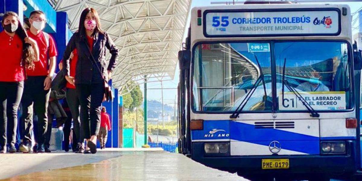 Quito | Un tramo de la av. Maldonado se cerró por una protesta de trabajadores del Trolebús