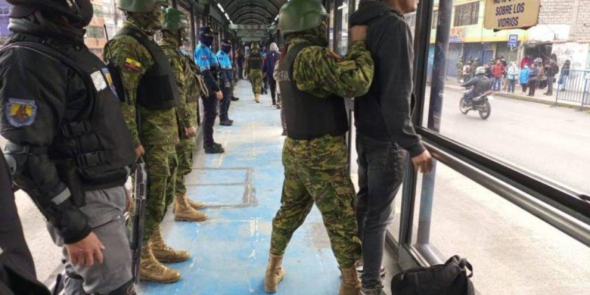 Quito: los militares apoyan en los operativos antidelincuenciales en el Trolebús y Ecovía