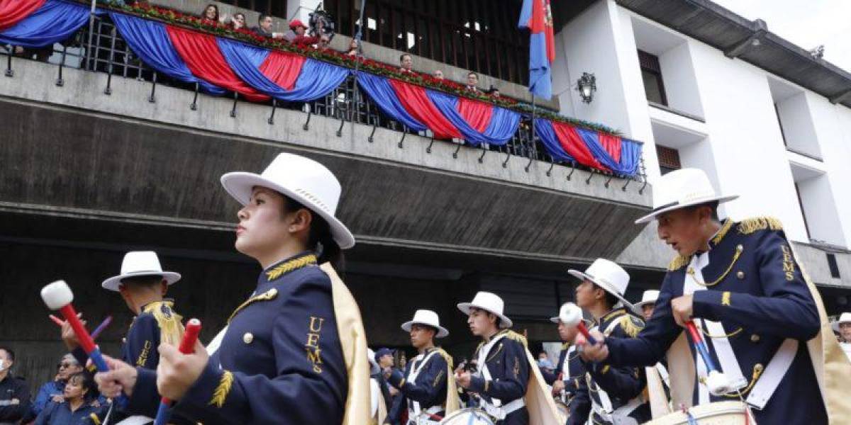 Fiestas de Quito arrancan con el desfile estudiantil en el Centro Histórico