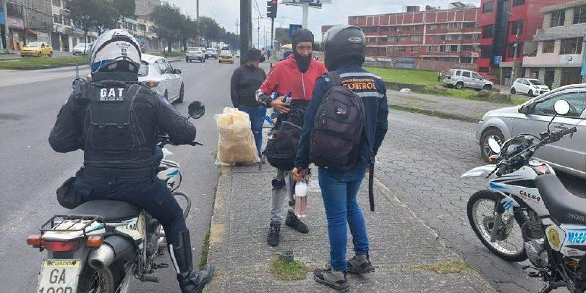Quito: el Municipio intensifica los operativos de control a limpiaparabrisas