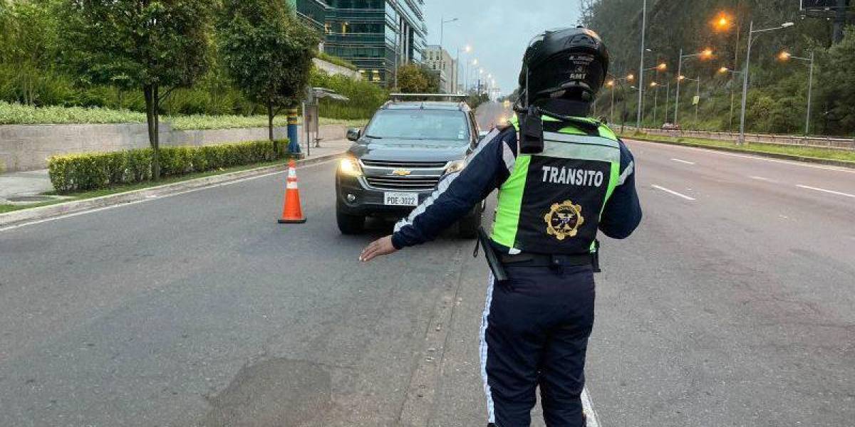 Los agentes civiles de tránsito se ubican en sitios estratégicos de Quito.