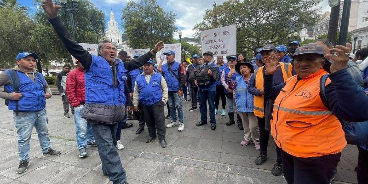 Quito: los trabajadores de la Zona Azul rechazan un aplicativo móvil para el pago de espacios de parqueo