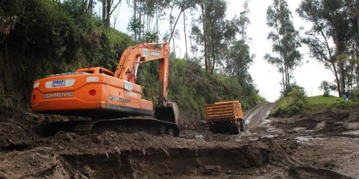 Quito: la acumulación de colchones, llantas y escombros causó desbordamiento de quebrada en La Pulida