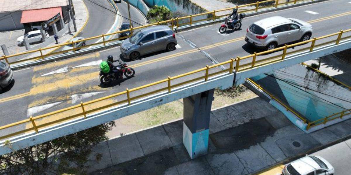 Quito: el puente vehicular de las avenidas 10 de Agosto y República no tiene daños estructurales